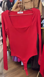 Cargar imagen en el visor de la galería, Body colombiano Rojo cuello cuadrado manga larga
