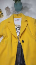 Cargar y reproducir el video en el visor de la galería, Abrigo PalomaDress Amarillo

